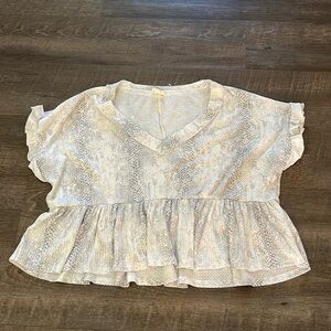 Peach loves Venus ruffle oversized T-shirt.